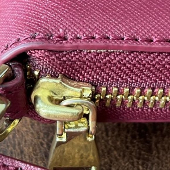 Authentic Tory Burch Emerson Full Size Zippy Wallet with Wristlet - Picture 4 of 9